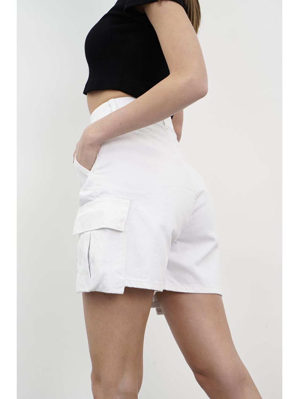 Kadın Optik Beyaz Renk Kargo Cep Denim Şort-2