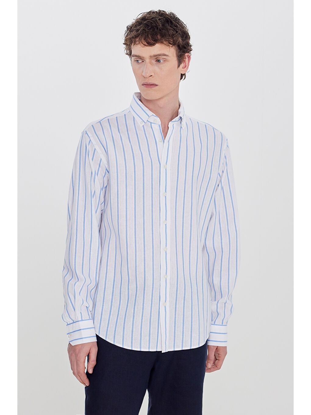 Erkek Beyaz-Mavi Pamuklu Keten Regular Fit Normal Kesim Klasik Yaka Çizgili Gömlek-2