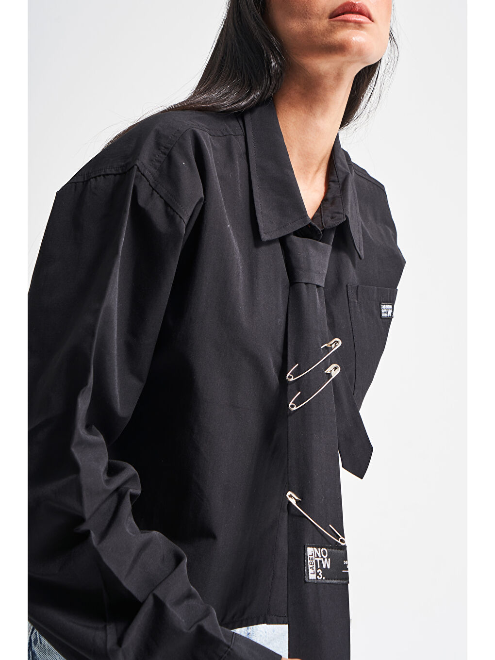 Kadın Siyah Renk Kravatlı Tasarım Bol Kesim Gömlek-1