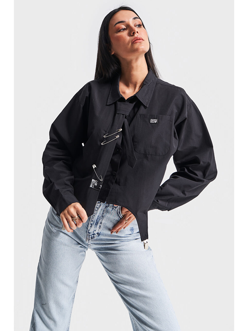 Kadın Siyah Renk Kravatlı Tasarım Bol Kesim Gömlek-3