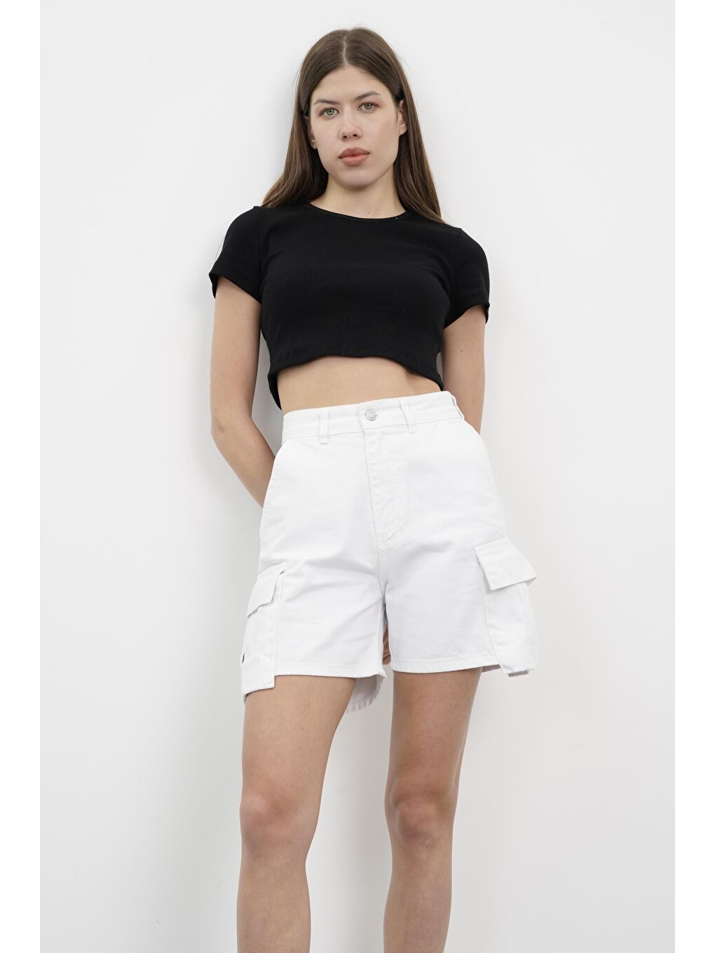 Kadın Optik Beyaz Renk Kargo Cep Denim Şort-4
