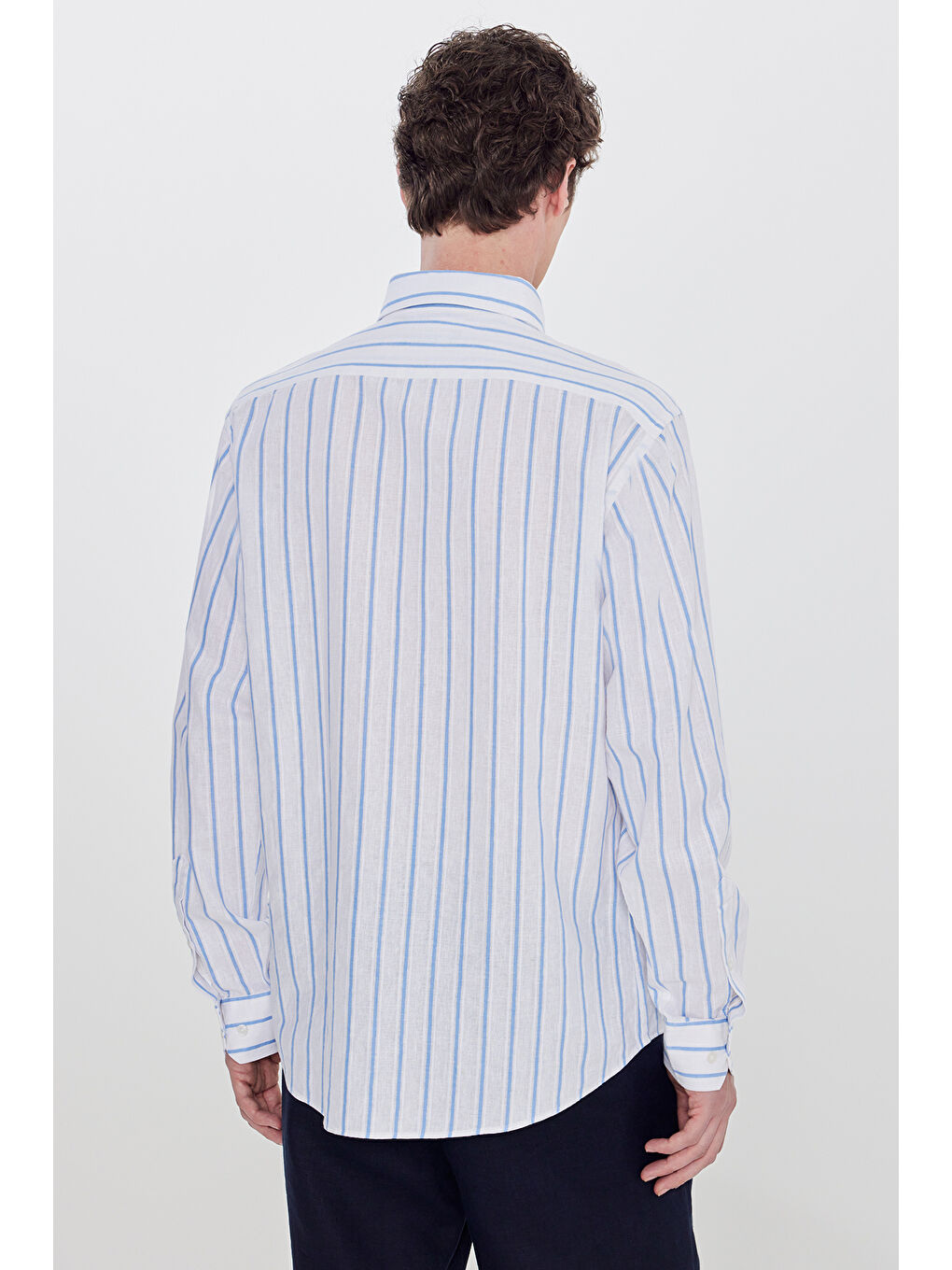 Erkek Beyaz-Mavi Pamuklu Keten Regular Fit Normal Kesim Klasik Yaka Çizgili Gömlek-4