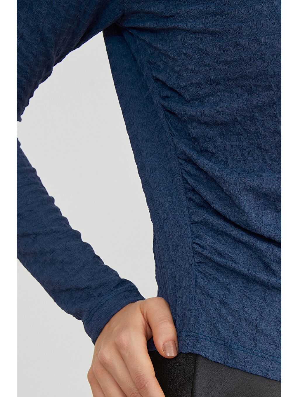 İndigo Gofre Kumaş Dik Yaka Drapeli Bluz-4