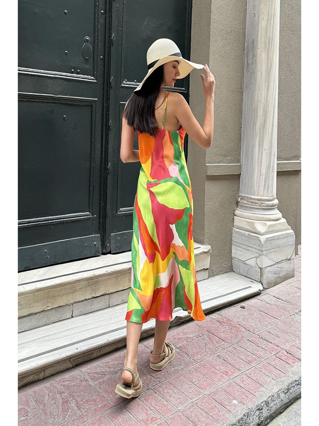 Doğal Viskon Askılı Göğüs Büzgülü Desenli Yeşil Elbise-1