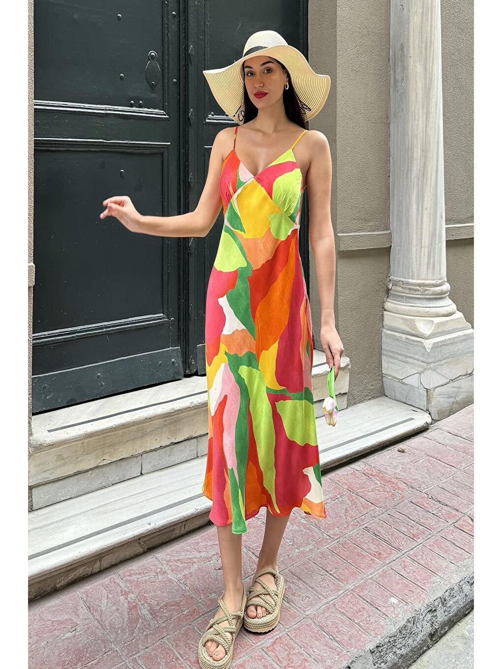 Doğal Viskon Askılı Göğüs Büzgülü Desenli Yeşil Elbise-2