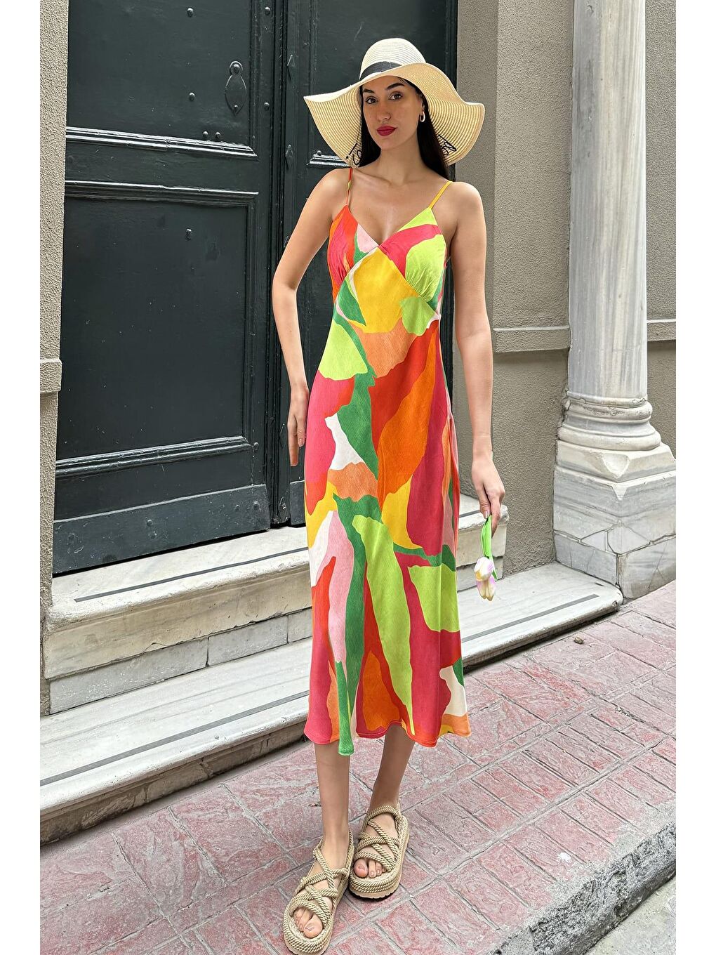 Doğal Viskon Askılı Göğüs Büzgülü Desenli Yeşil Elbise-3