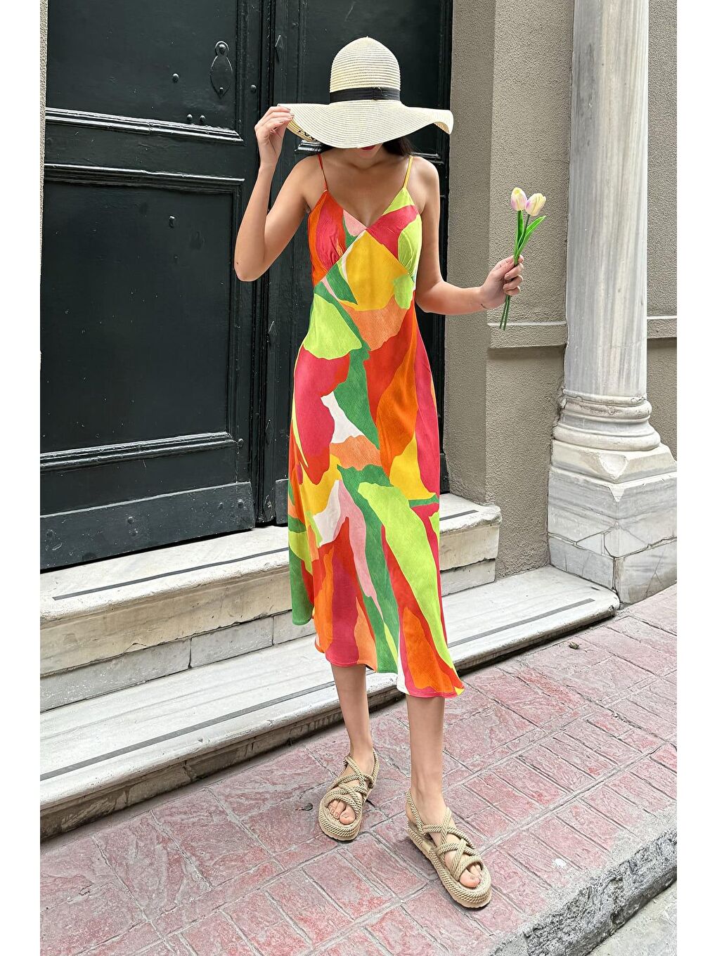 Doğal Viskon Askılı Göğüs Büzgülü Desenli Yeşil Elbise-4