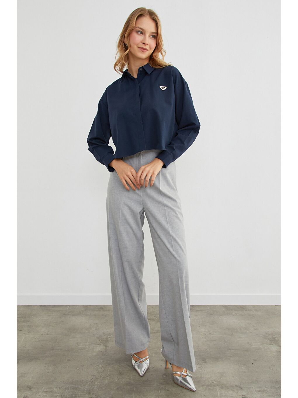 Lacivert Kelebek Aksesuarlı Crop Gömlek-2