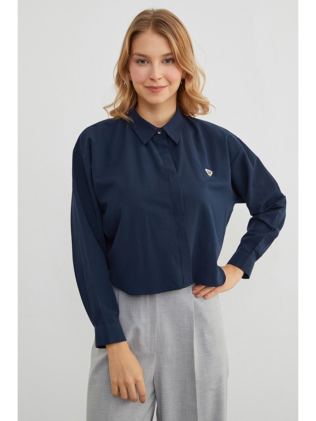 Lacivert Kelebek Aksesuarlı Crop Gömlek-3