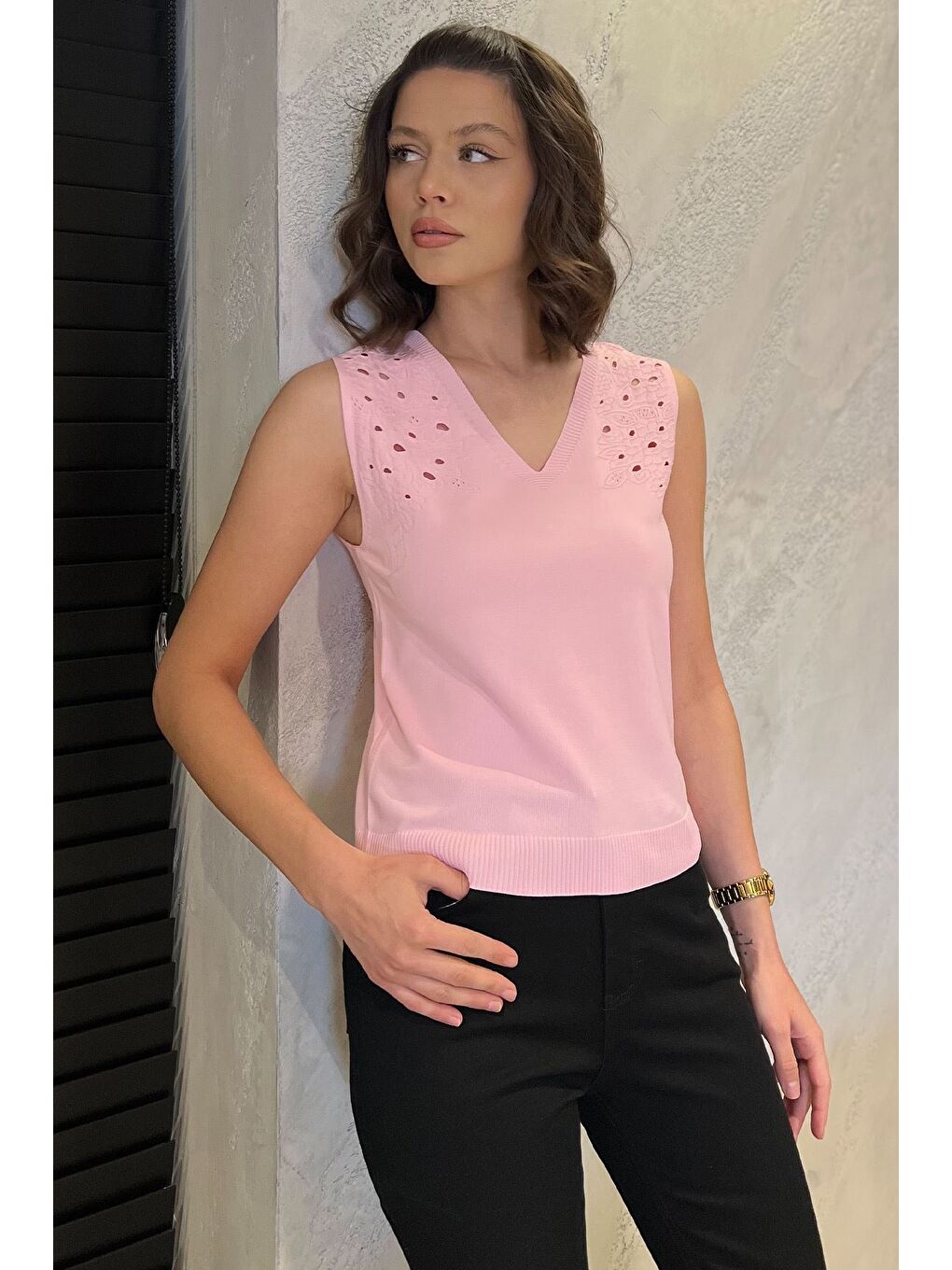 Pembe Kadın V Yaka Sıfır Kol Triko Bluz