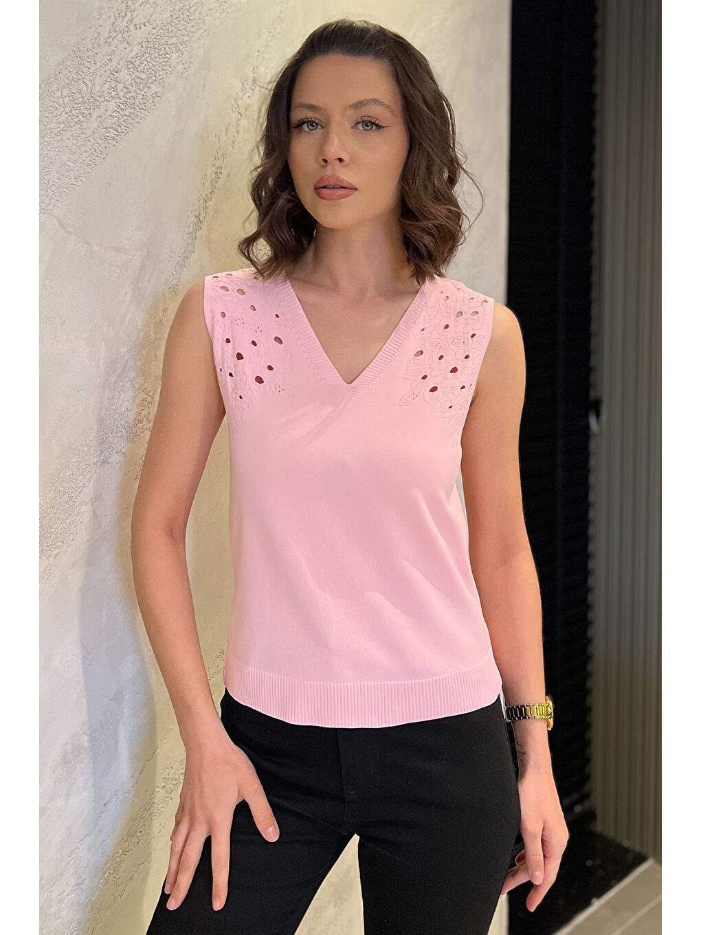 Pembe Kadın V Yaka Sıfır Kol Triko Bluz-1
