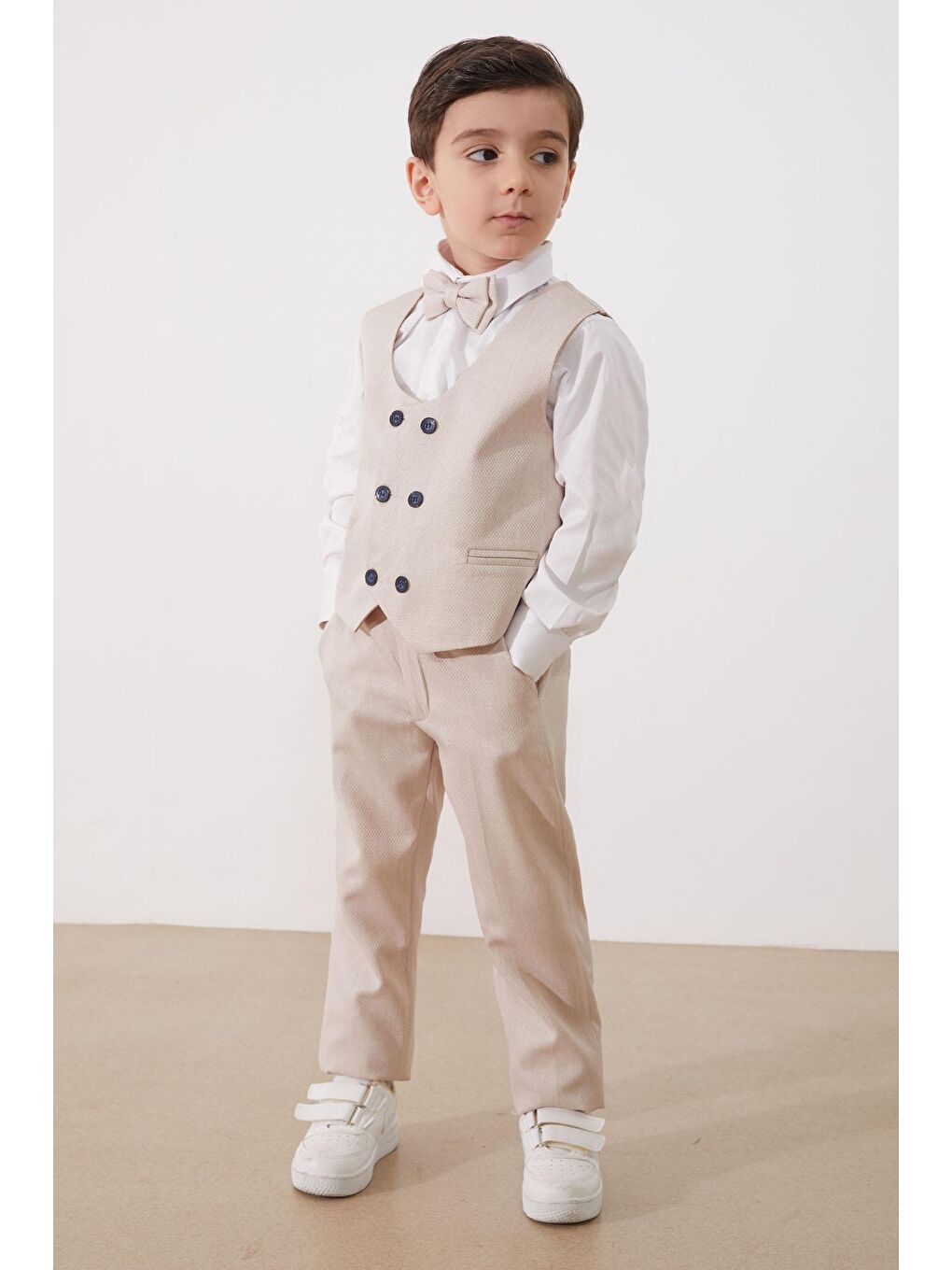 Bej Papyonlu Yelekli Erkek Çocuk Ceketli 4'lü Takım Elbise 18962-3