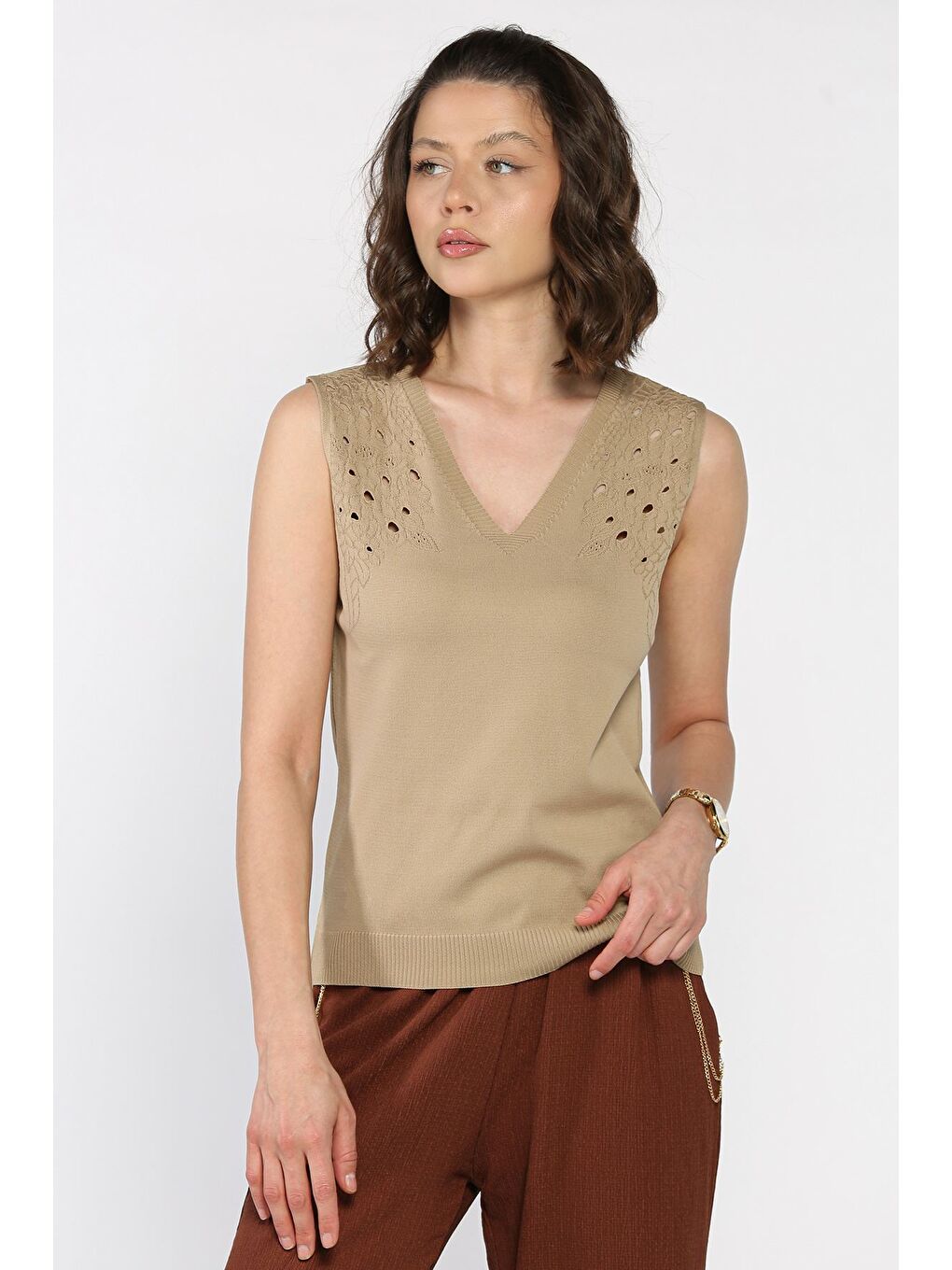 Bej Kadın V Yaka Sıfır Kol Triko Bluz-1
