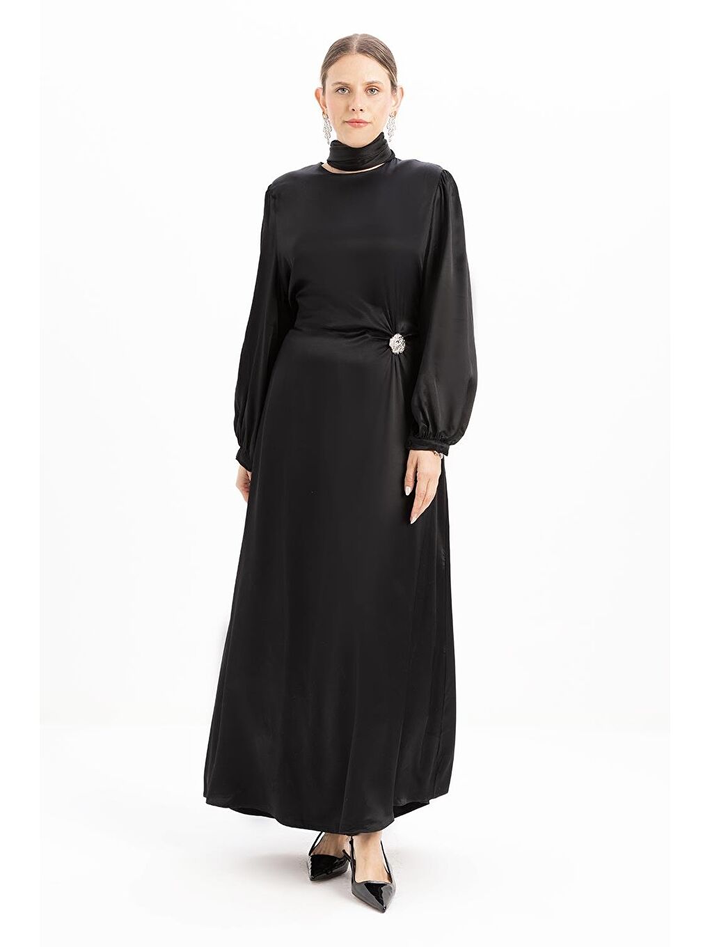 Siyah-Aksesuar Detaylı Kuşaklı Elbise-1