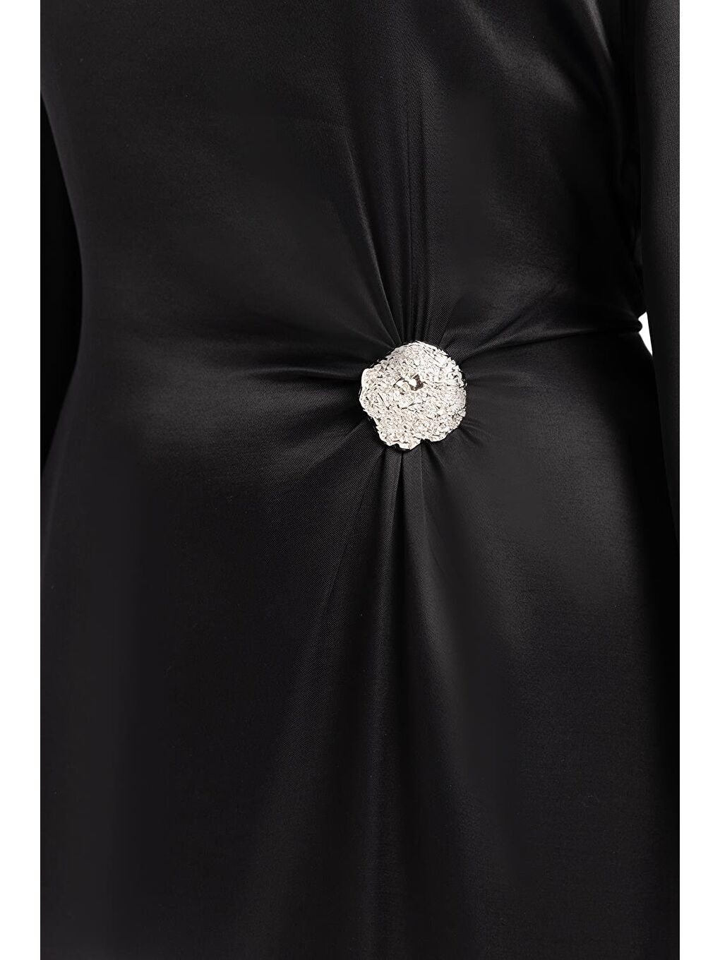 Siyah-Aksesuar Detaylı Kuşaklı Elbise-4