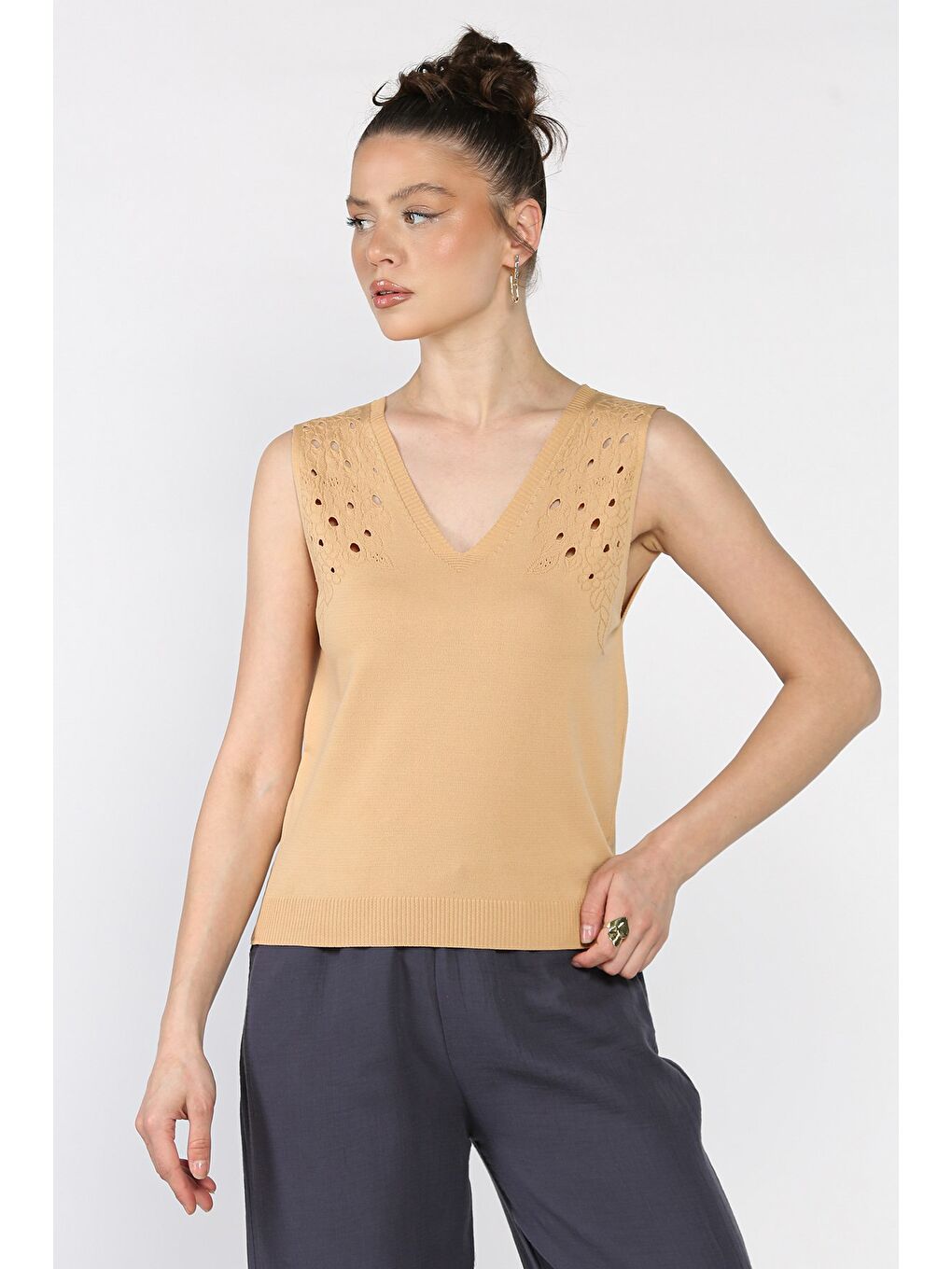 Bej Kadın V Yaka Sıfır Kol Triko Bluz-1