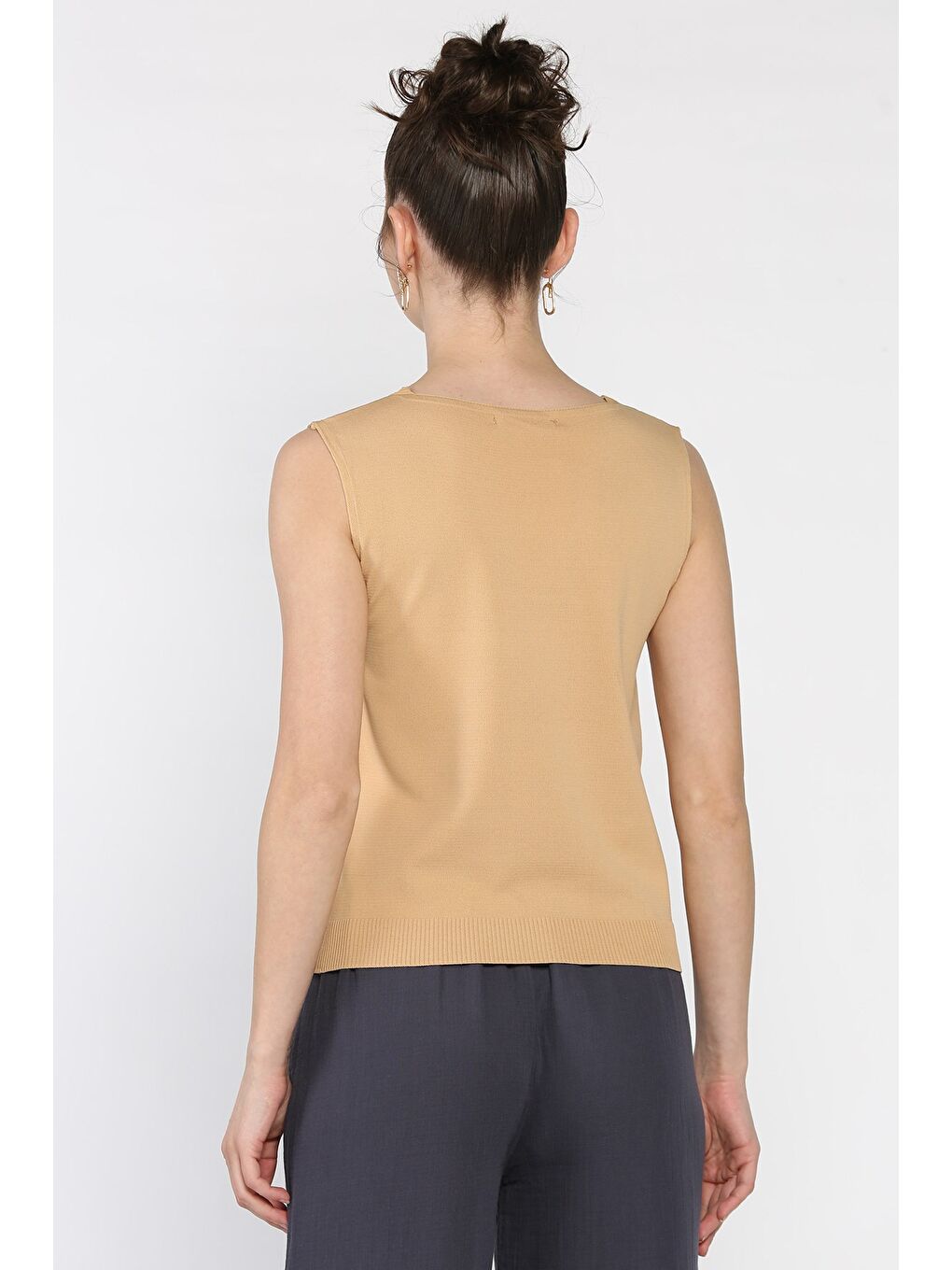 Bej Kadın V Yaka Sıfır Kol Triko Bluz-2