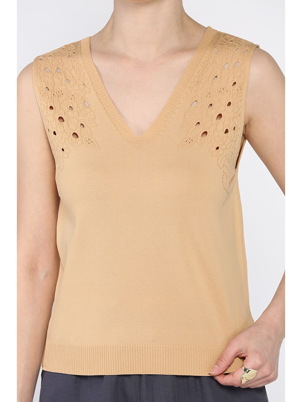 Bej Kadın V Yaka Sıfır Kol Triko Bluz-3