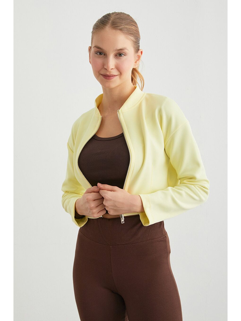 Sarı Fermuarlı Hakim Yaka Crop Spor Ceket-1