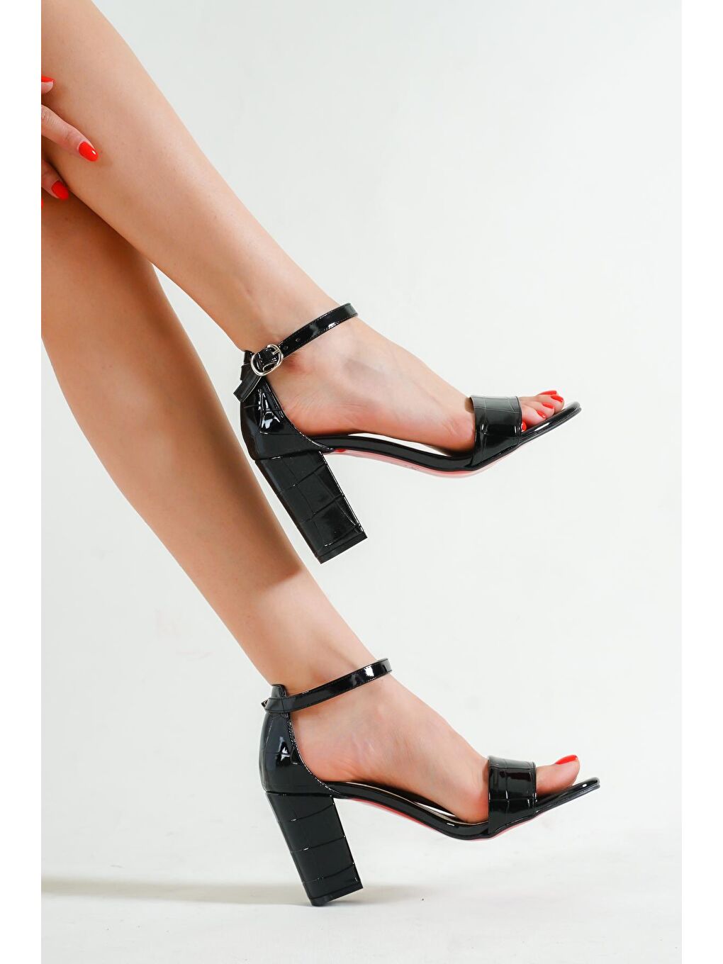 Siyah Büyük Kroko Desenli Silvy Topuklu Bilekten Bantlı Kadın Sandalet-1