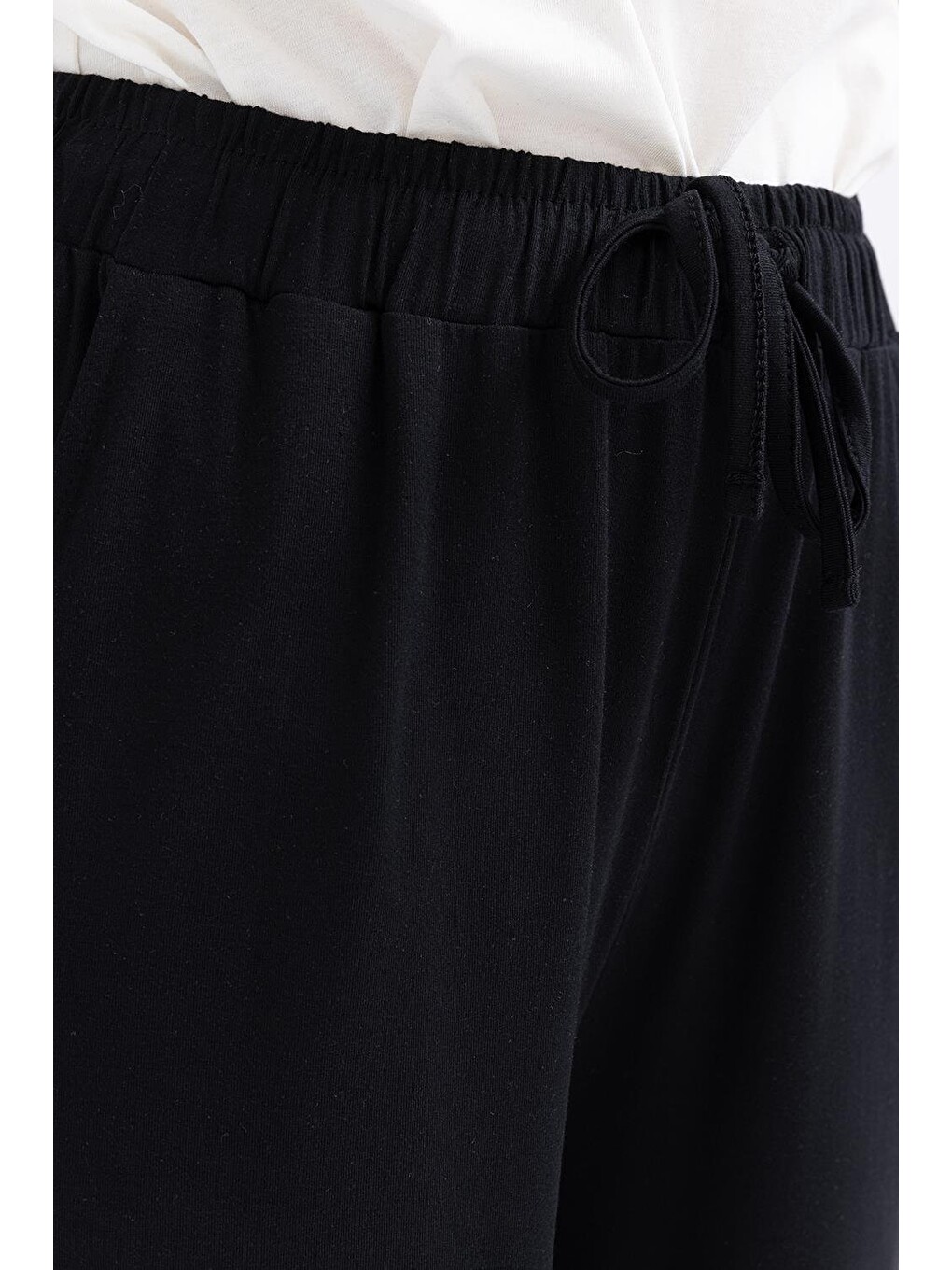 Siyah-beli Bağcıklı Cepli Geniş Paça Eşofman Altı-4