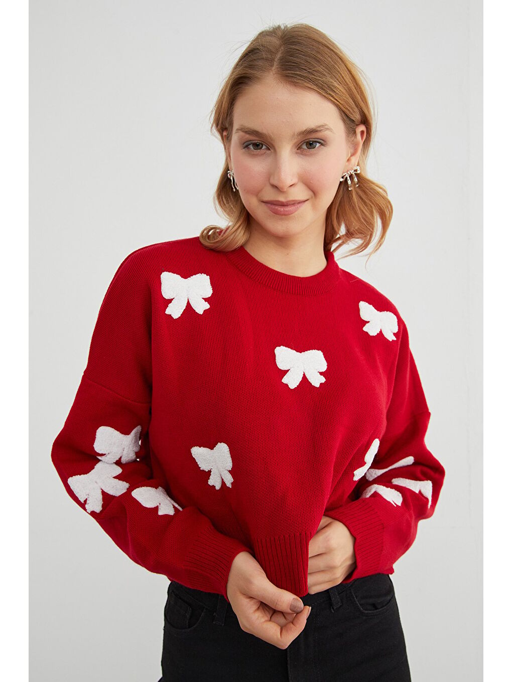 Kırmızı Kurdele Nakışlı Bisiklet Yaka Oversize Triko Kazak-1