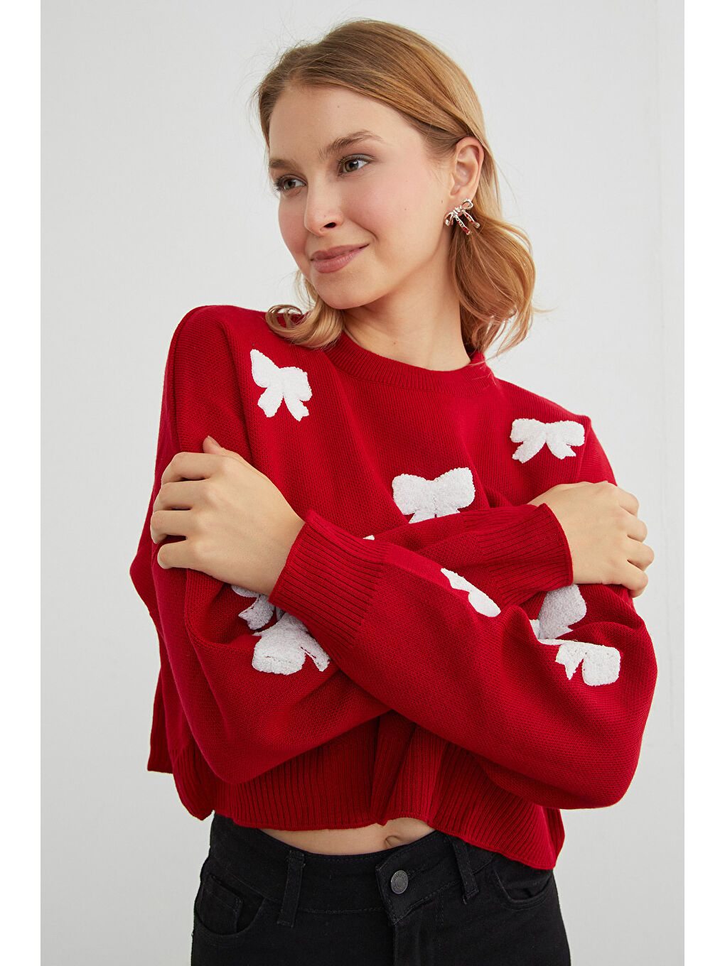 Kırmızı Kurdele Nakışlı Bisiklet Yaka Oversize Triko Kazak-3