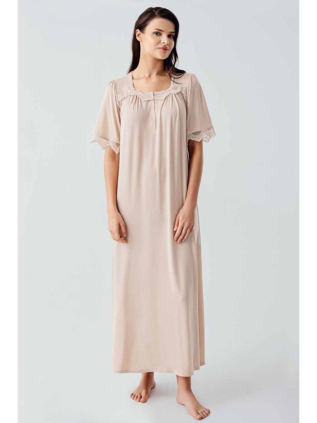 Bej Dantelli Düğmeli Kısa Kollu Esnek Viskoz Uzun Gecelik 17111