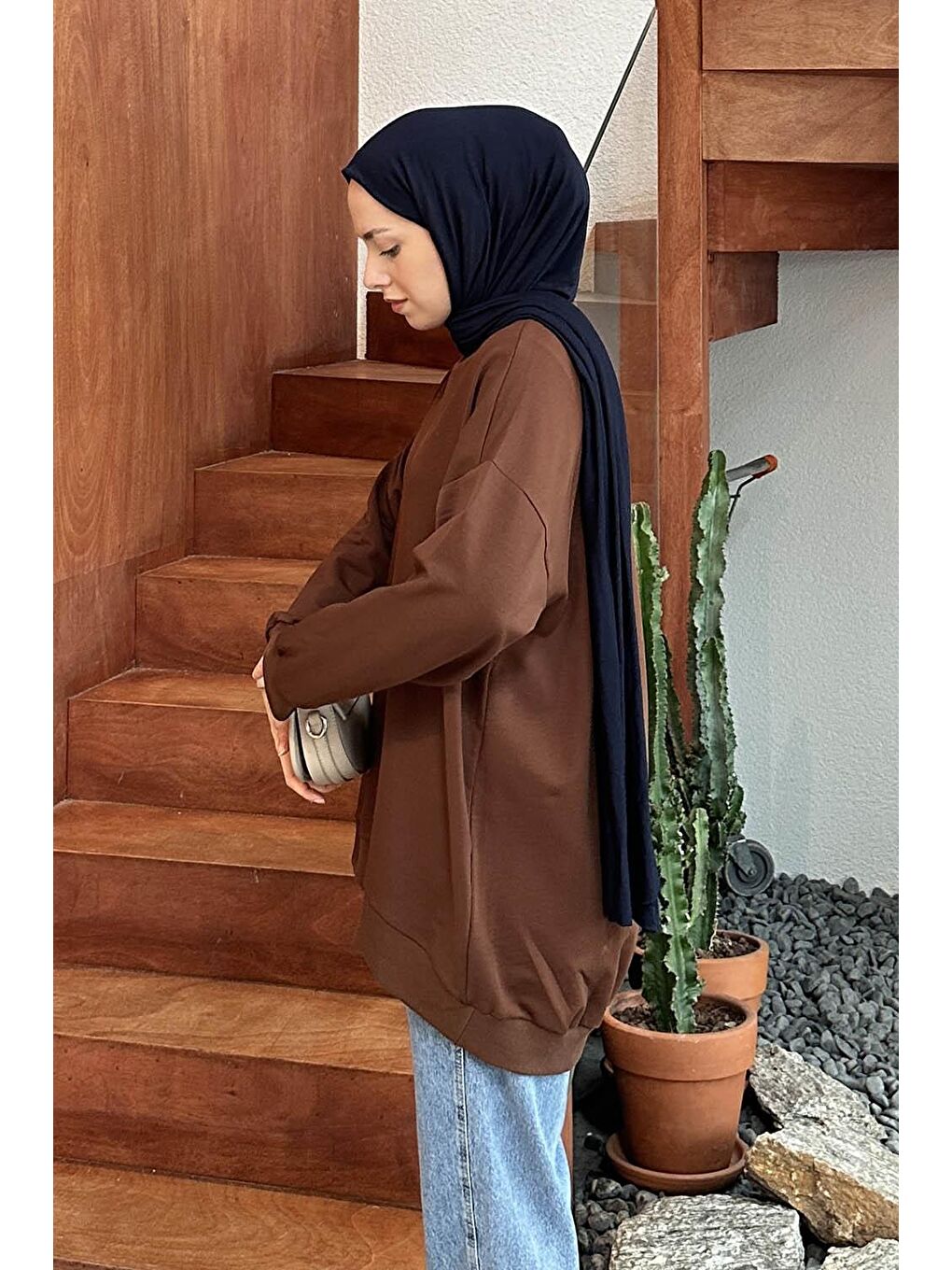 Etiket Detaylı Oversize Sweatshirt Acı Kahverengi-1