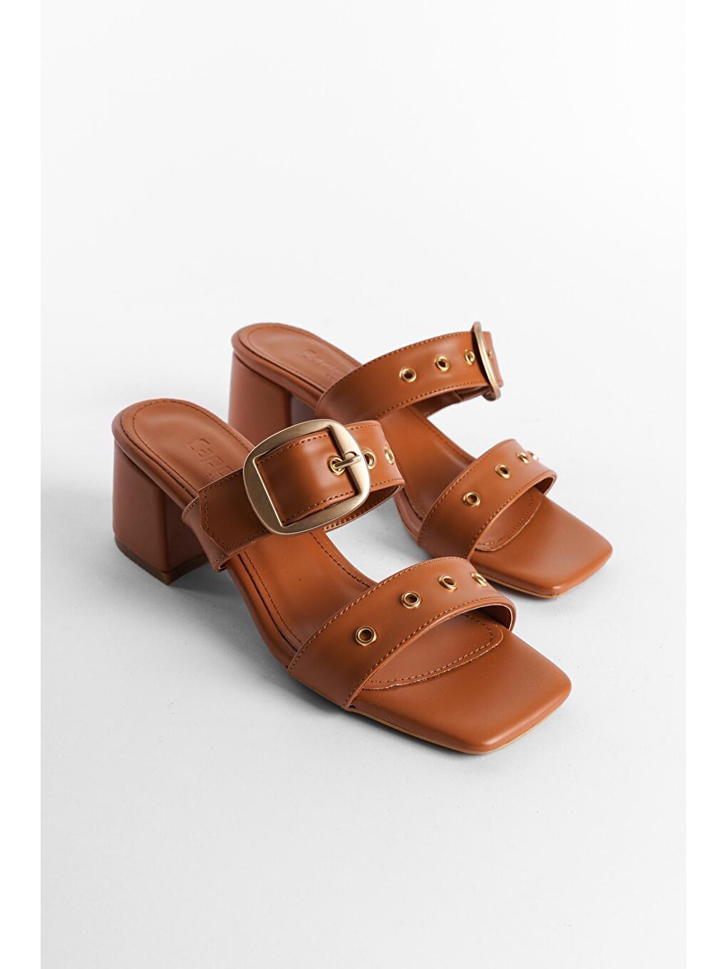 Kahverengi Kadın Terlik