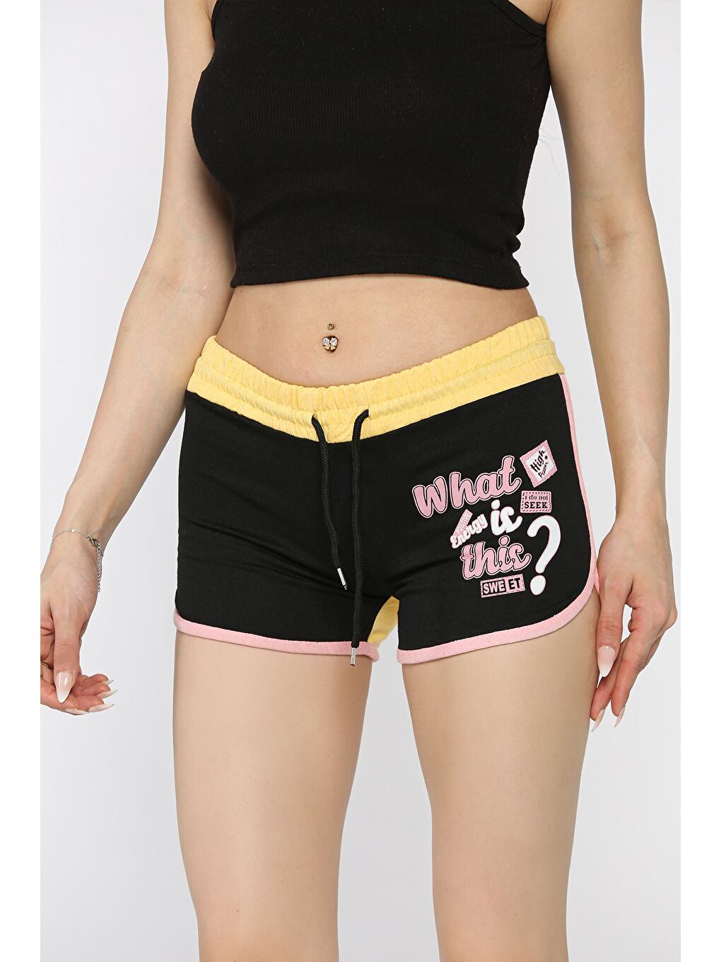 Siyah Kadın Biyeli Baskılı Mini Şort-1