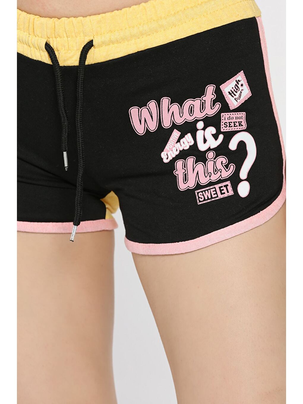 Siyah Kadın Biyeli Baskılı Mini Şort-3