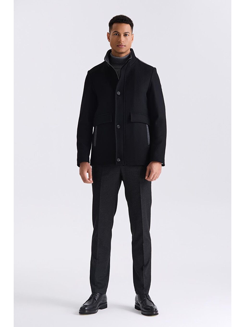 Siyah Regular Fit Hakim Yaka Yünlü Spor Kaban-1