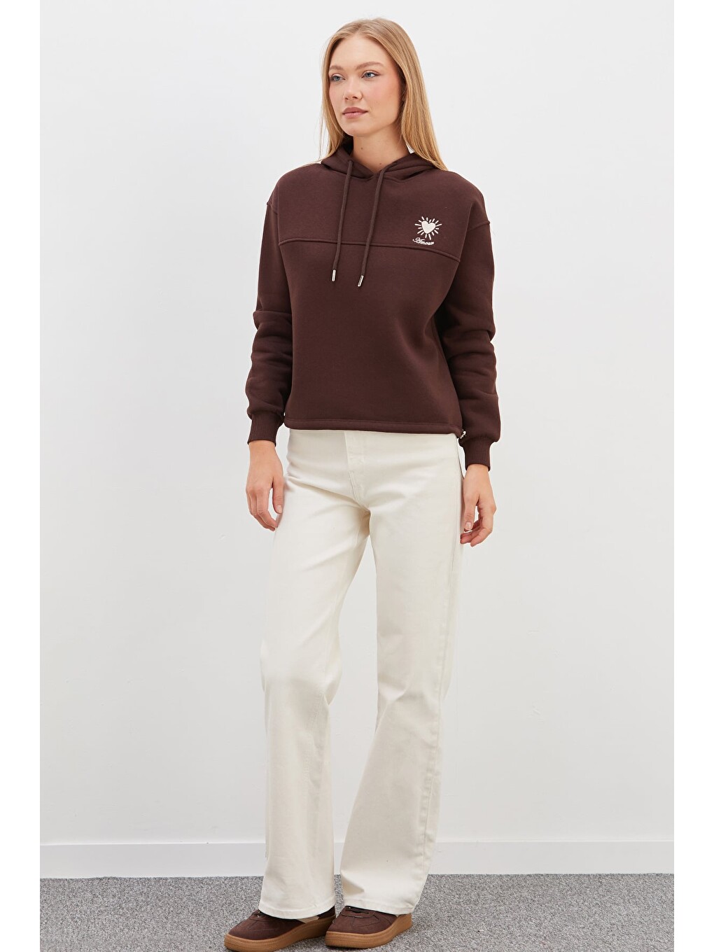 Kahverengi 3 İplik Kalp Nakışlı Kapüşonlu Stoperli Sweatshirt-1