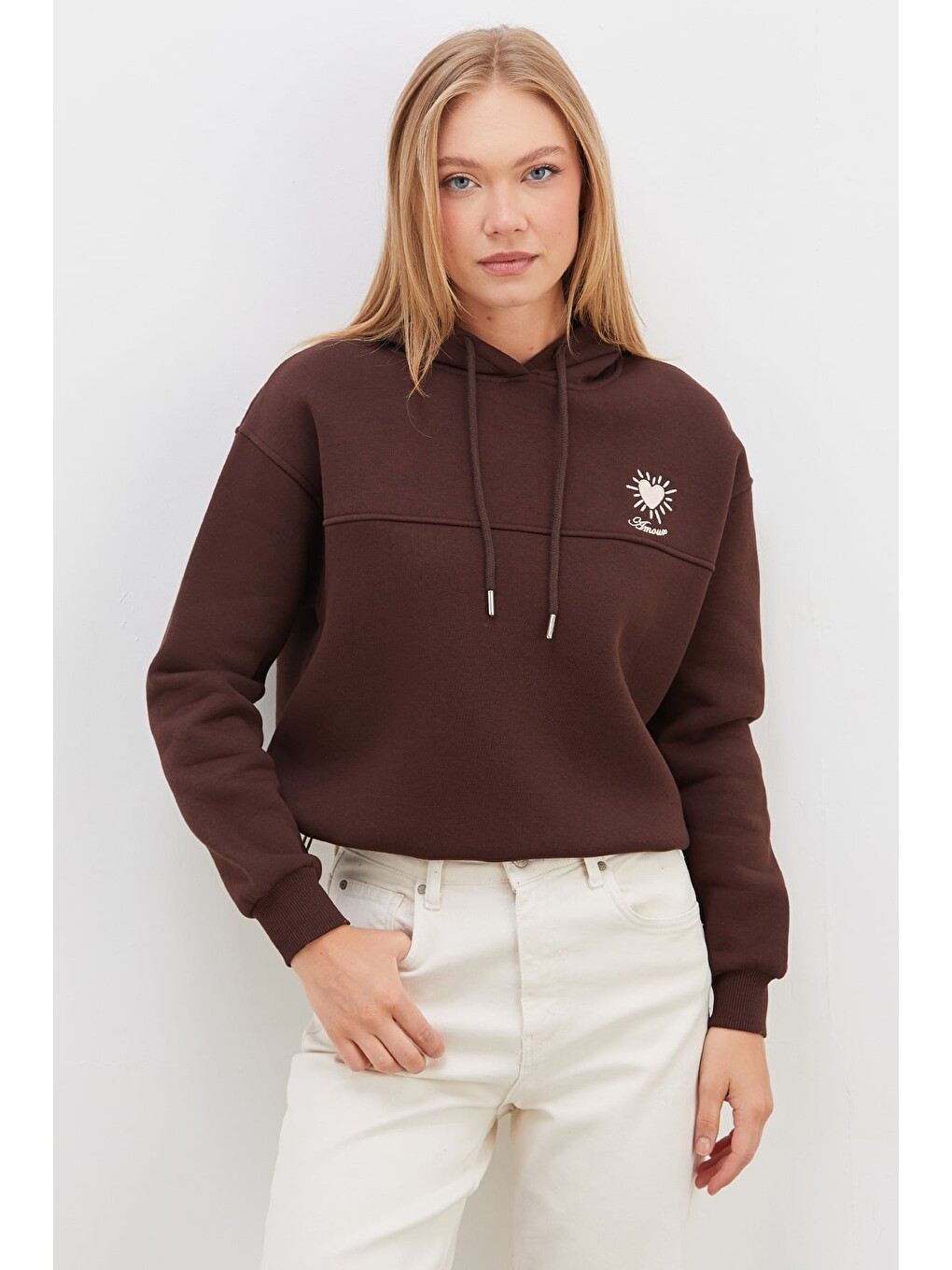 Kahverengi 3 İplik Kalp Nakışlı Kapüşonlu Stoperli Sweatshirt-4