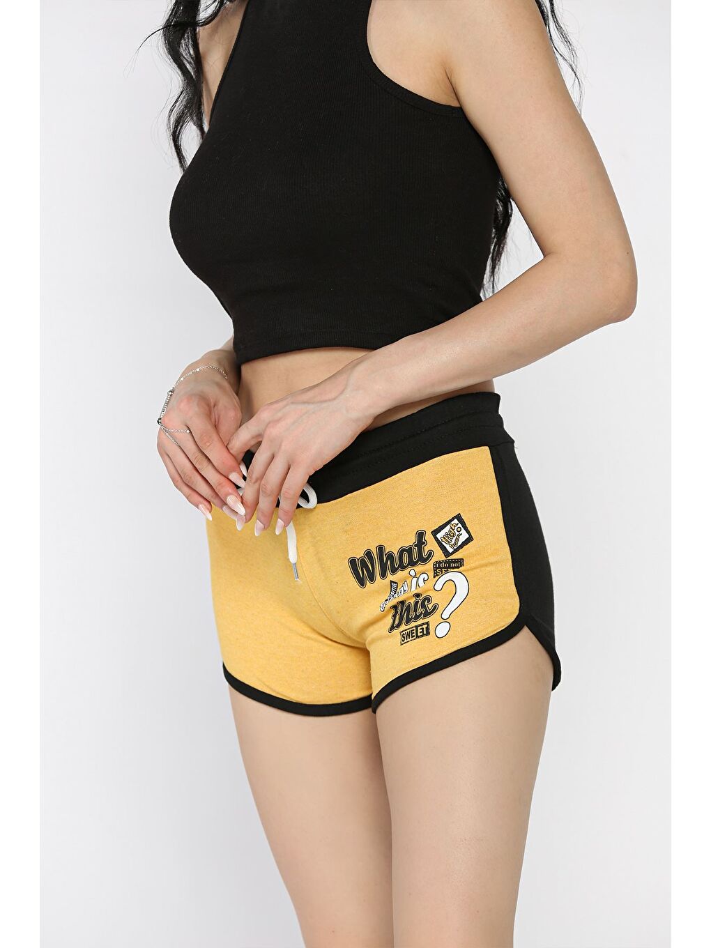 Sarı Kadın Biyeli Baskılı Mini Şort-1