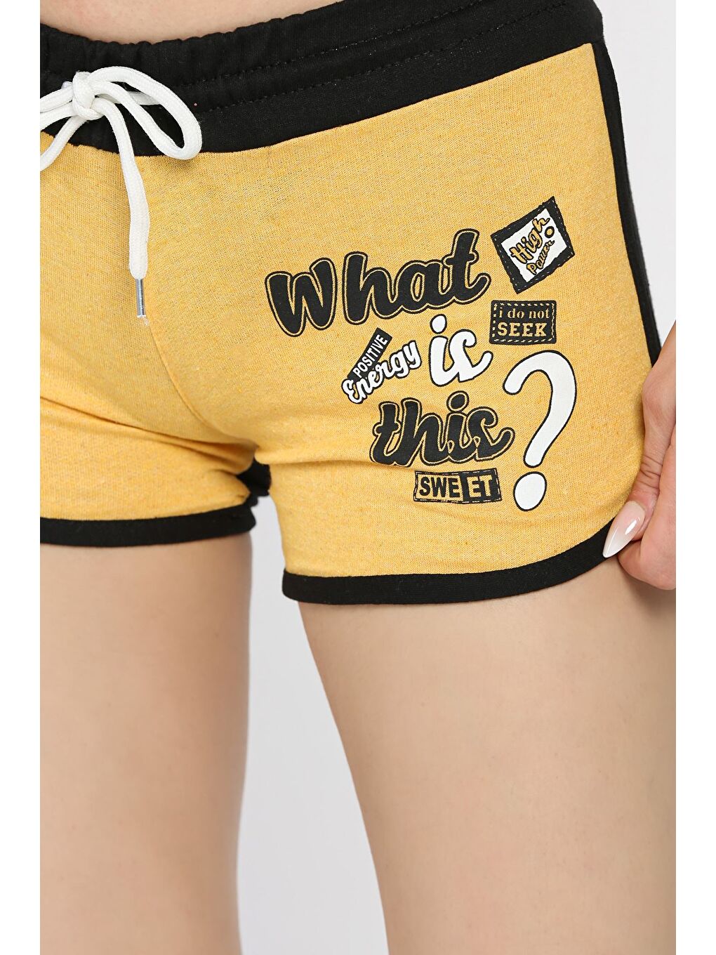 Sarı Kadın Biyeli Baskılı Mini Şort-3