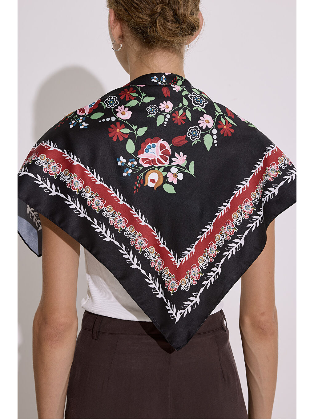 Siyah Saten Desenli Fular Lora