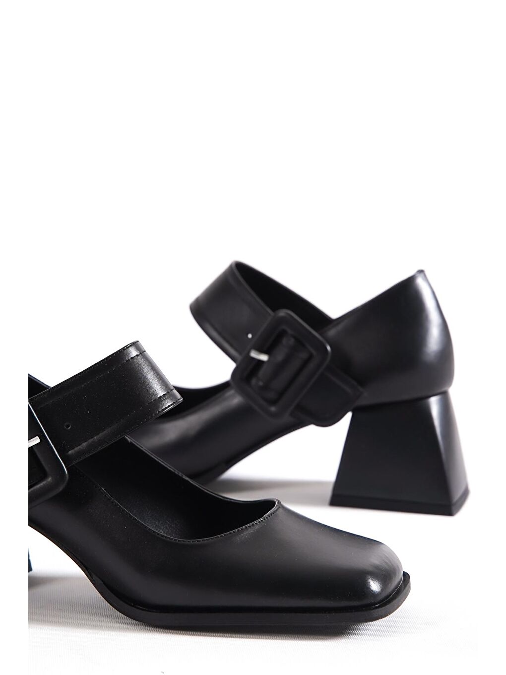 Siyah Cilt Küt Burunlu  Orta Topuklu Kadın Ayakkabı-1