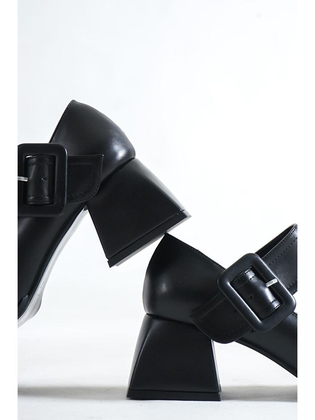 Siyah Cilt Küt Burunlu  Orta Topuklu Kadın Ayakkabı-2