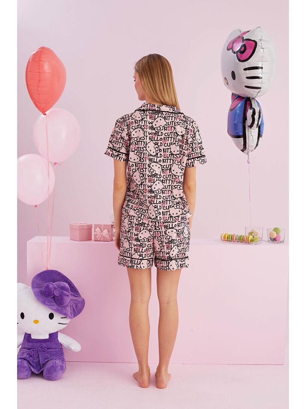 SİYAH İNCİ Pembe Hello Kitty Lisanslı %100 Pamuk Pembe Çok Renkli Düğmeli Biyeli Şort Pijama Takım - 2