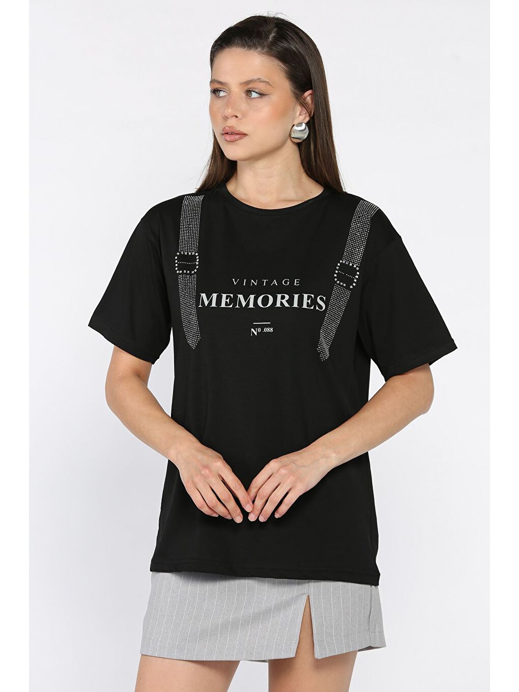Siyah Bisiklet Yaka Baskılı Taşlı Kadın Tişört-1