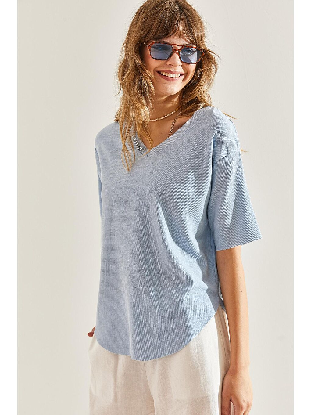 Mavi Kadın V Yaka Oval Kesim Bürümcük Kumaş Bluz-4