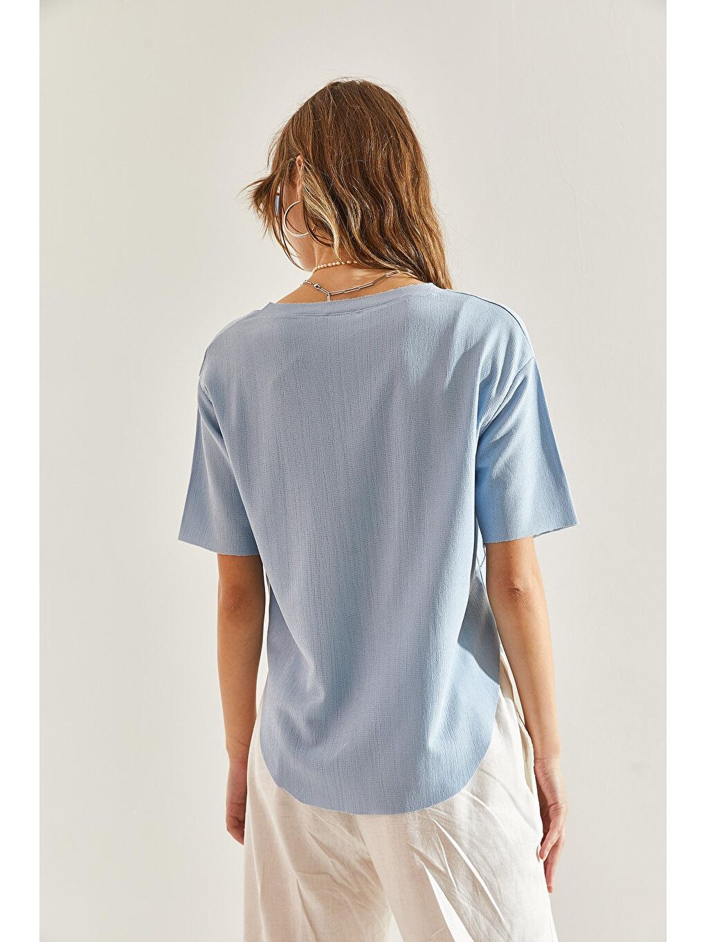 Mavi Kadın V Yaka Oval Kesim Bürümcük Kumaş Bluz-5