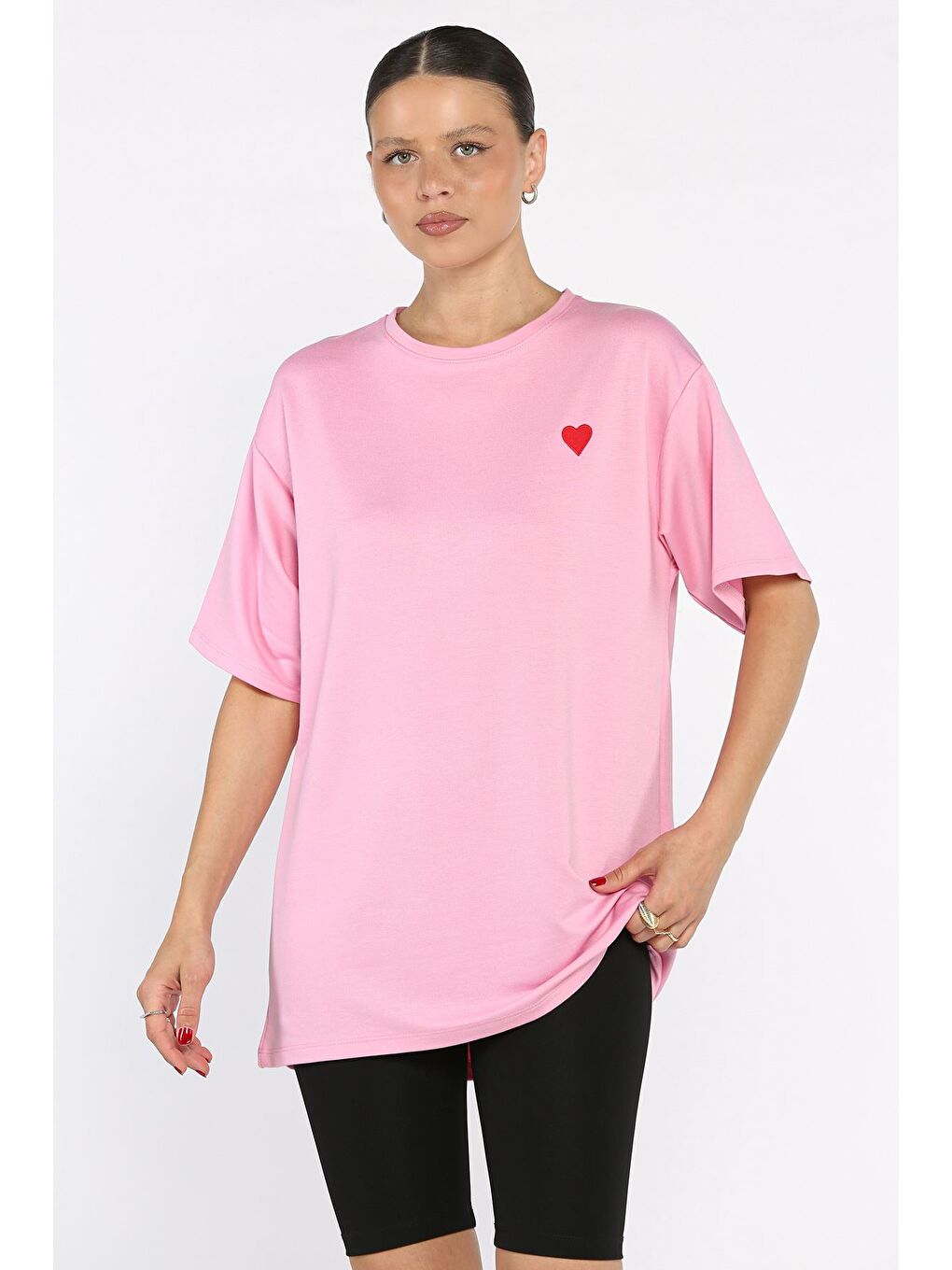 Pembe Kadın Bisiklet Yaka Kalp Nakışlı Salaş Tişört