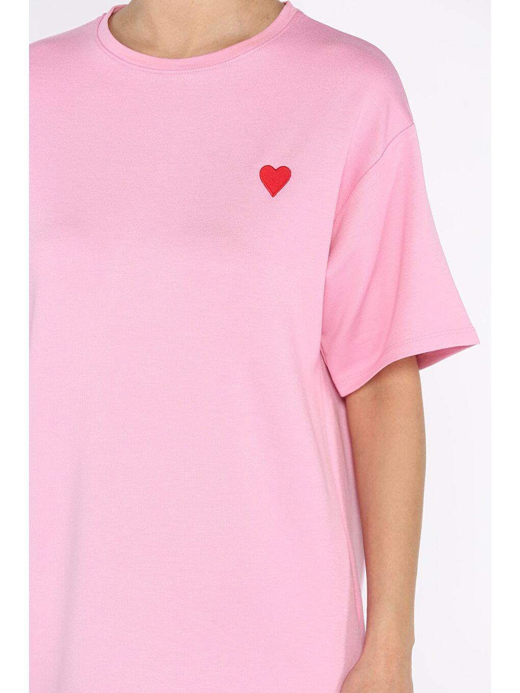 Pembe Kadın Bisiklet Yaka Kalp Nakışlı Salaş Tişört-3