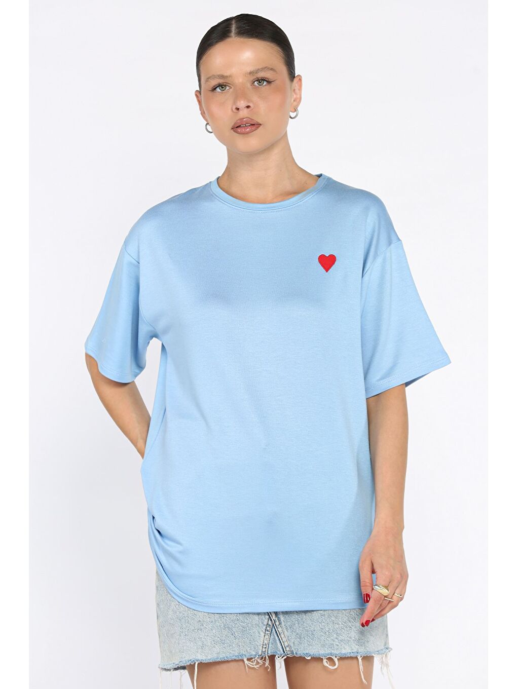 Mavi Kadın Bisiklet Yaka Kalp Nakışlı Salaş Tişört-1