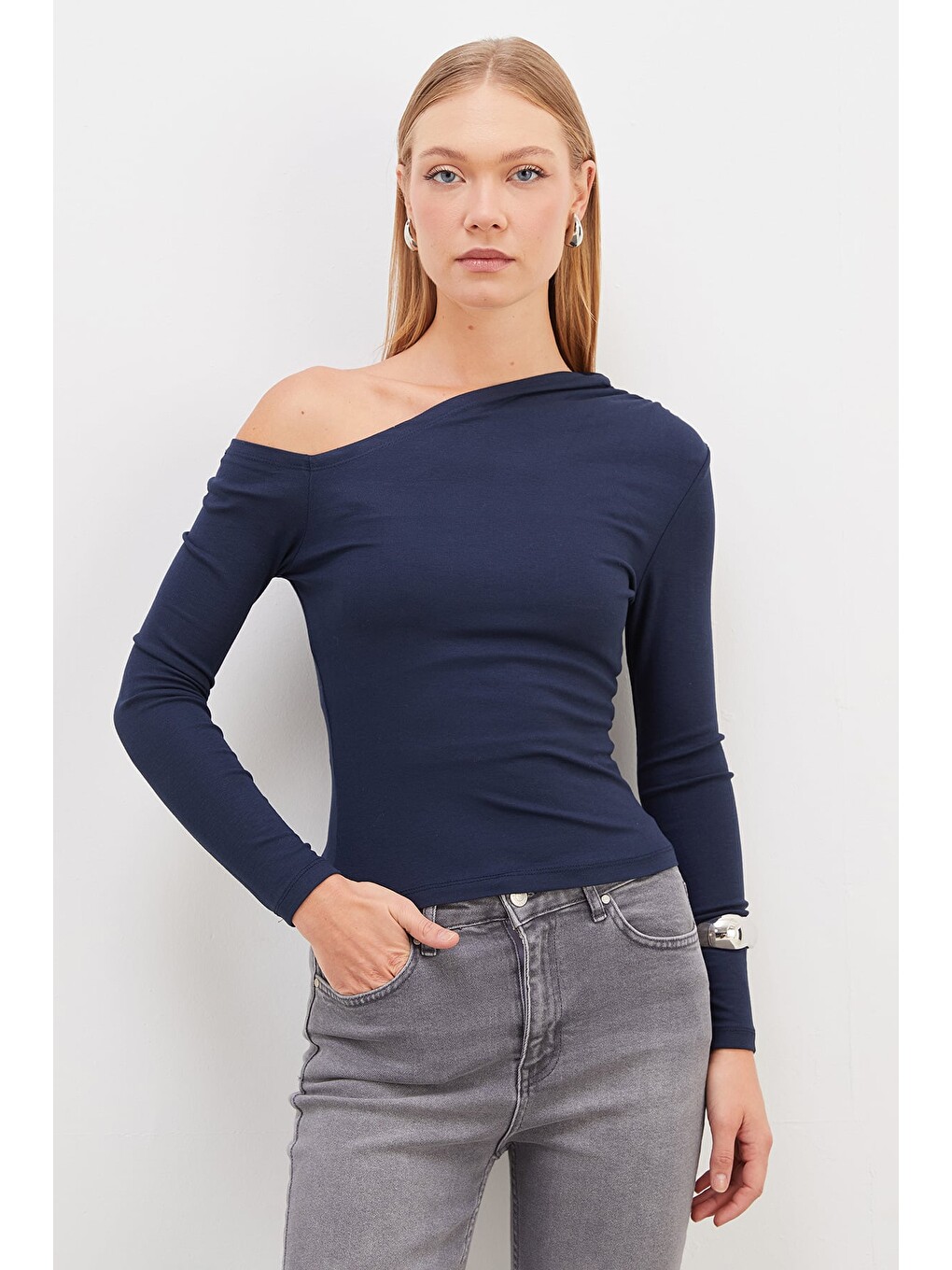 İndigo Asimetrik Yaka Omzu Açık Slim Fit Bluz-1