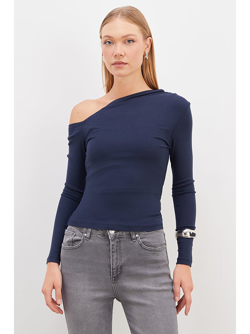 İndigo Asimetrik Yaka Omzu Açık Slim Fit Bluz-2