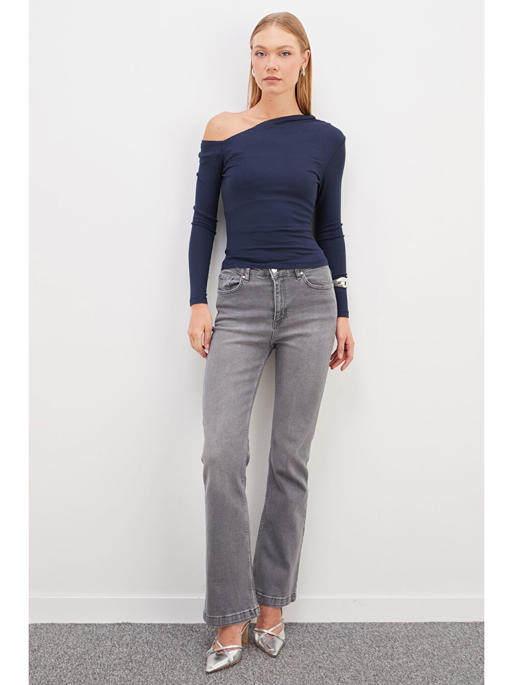 İndigo Asimetrik Yaka Omzu Açık Slim Fit Bluz-3
